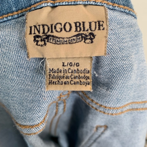 LIKE NEW: MATERNITY JEANS - Picture 2 of 2